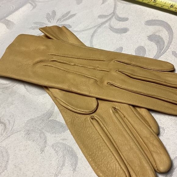 BUTTERSCOTCH COLOR TABLE CUT DEERSKIN GLOVES 6/1/2 - Picture 4 of 8